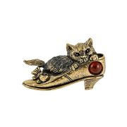 Brooch Cat in a favorite shoe